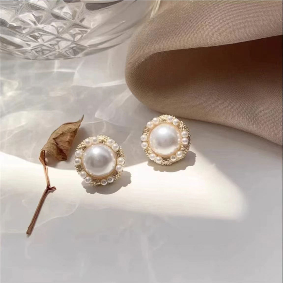 Trendy French style pearl earrings