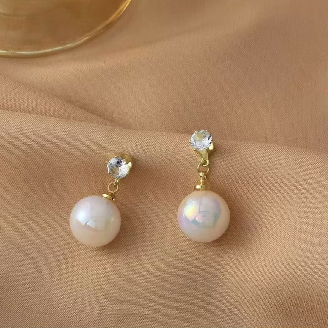 Elegant temperament pearl earrings