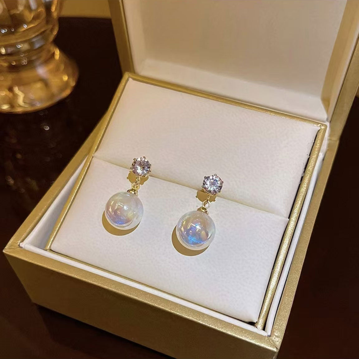 Elegant temperament pearl earrings