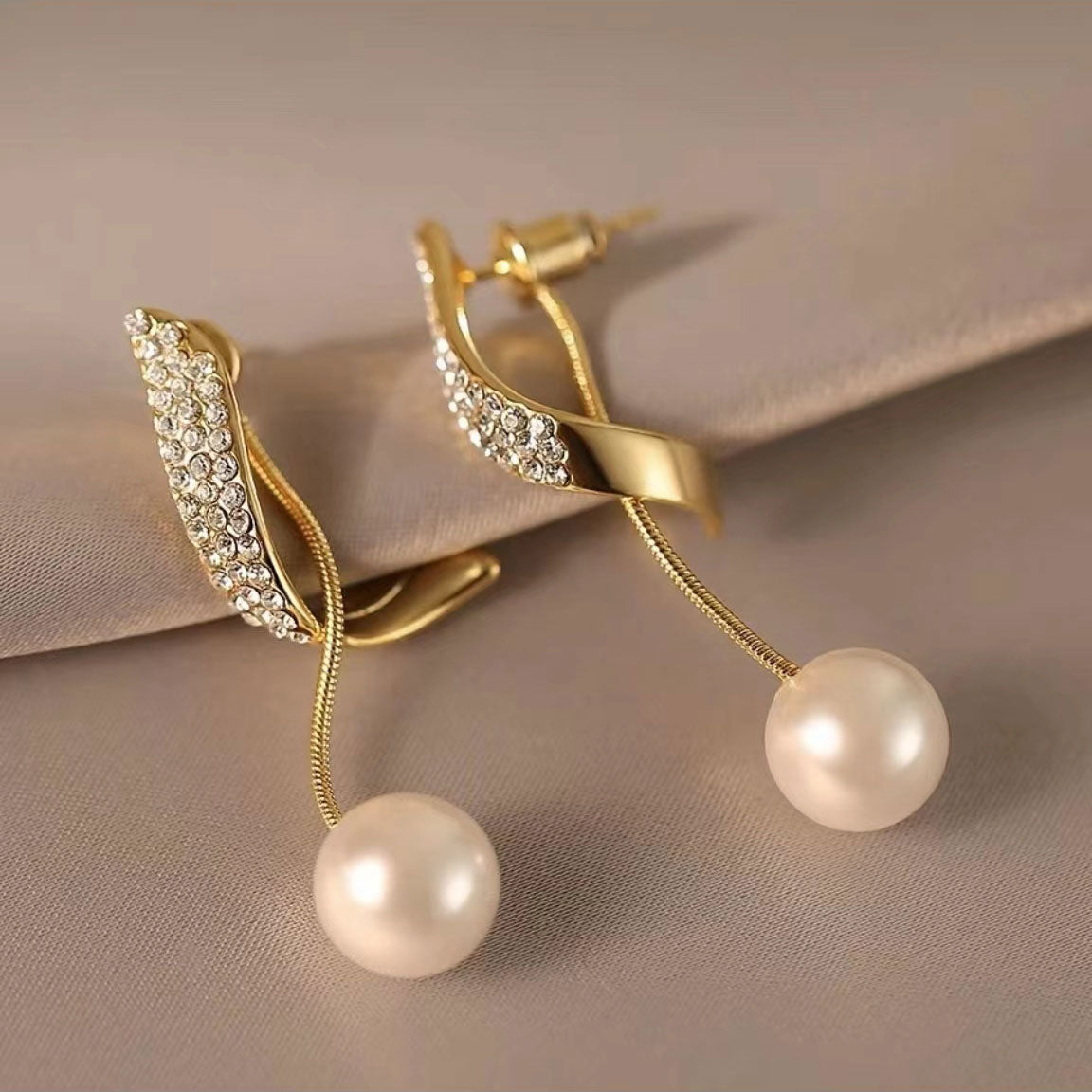 French style vintage pearl earrings 