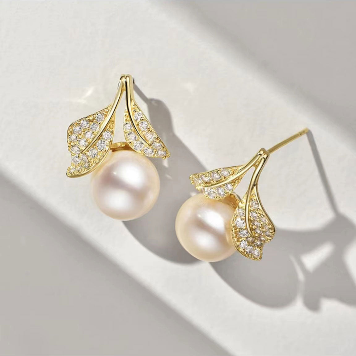 Lovely leaf pearl earrings 