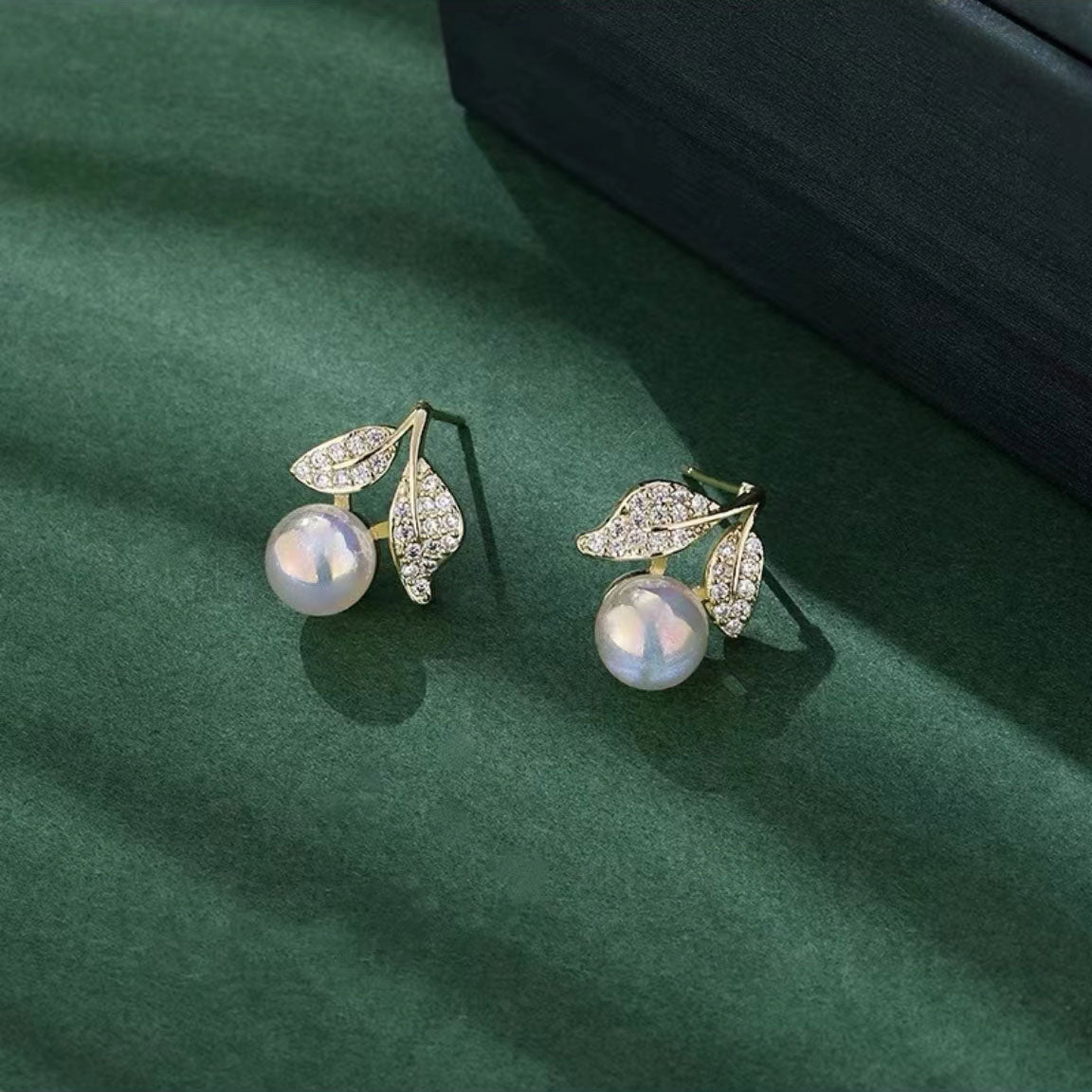 Lovely leaf pearl earrings 