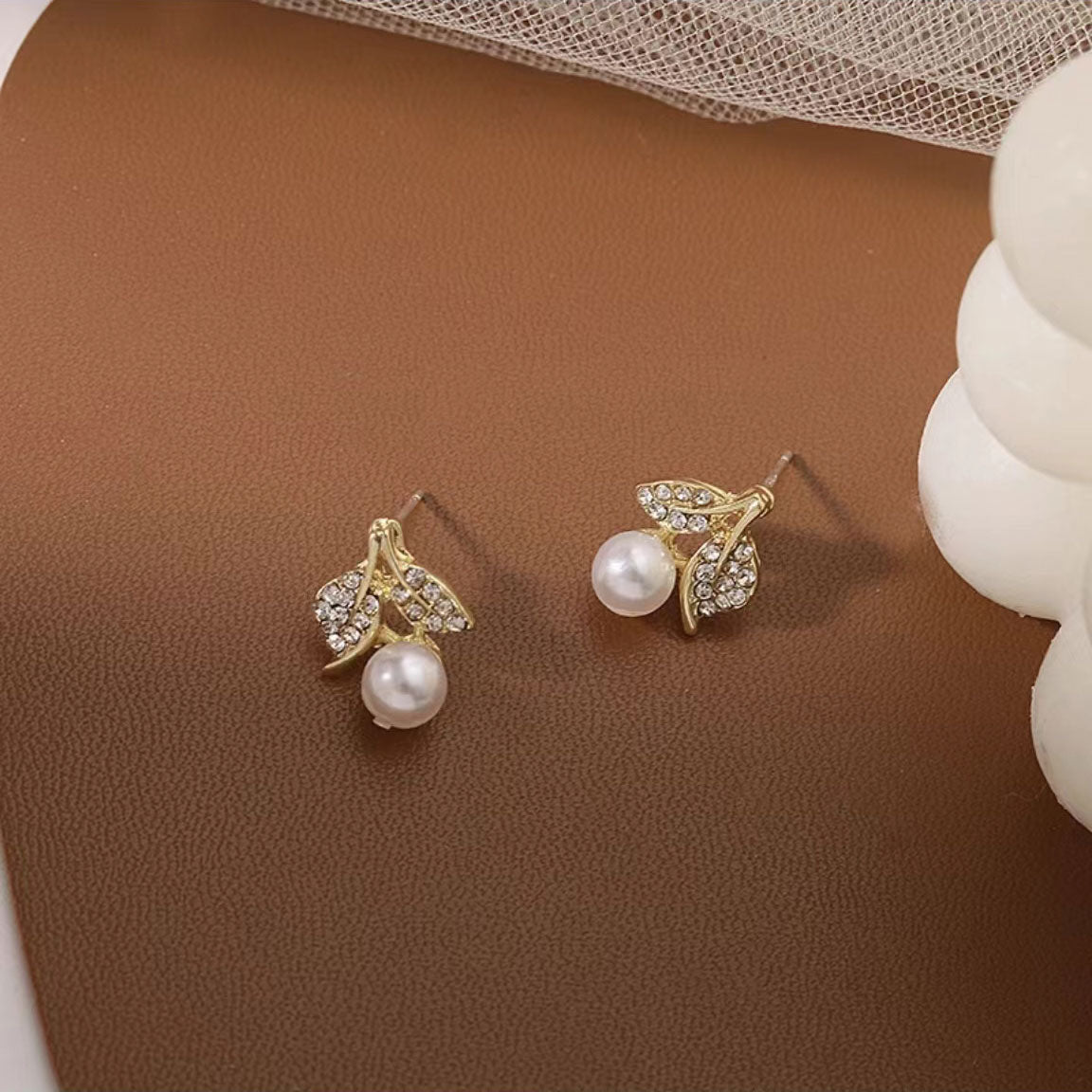 Lovely leaf pearl earrings 