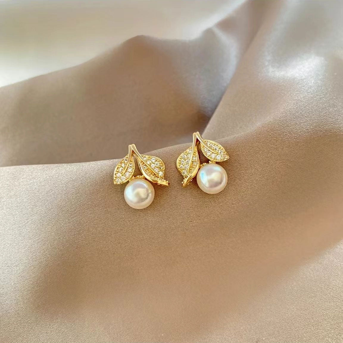 Lovely leaf pearl earrings 