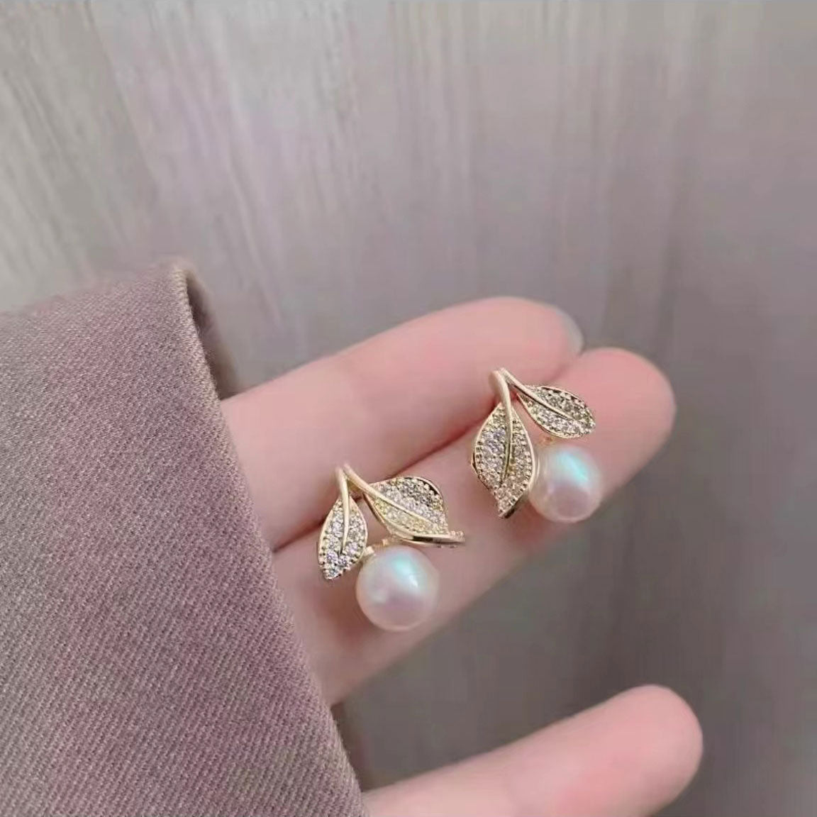 Lovely leaf pearl earrings 