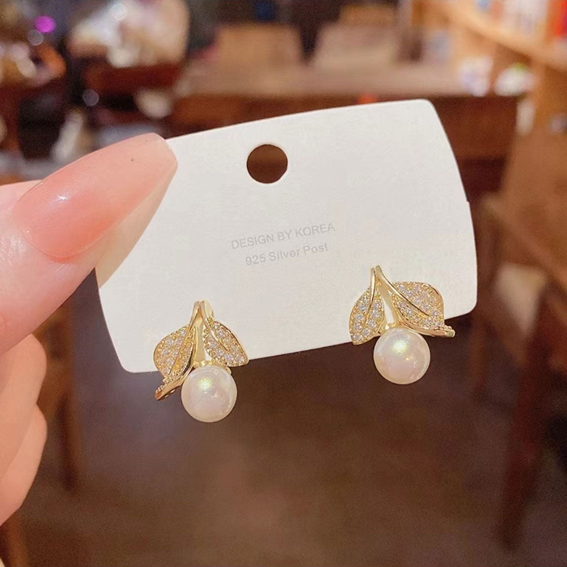 Lovely leaf pearl earrings 