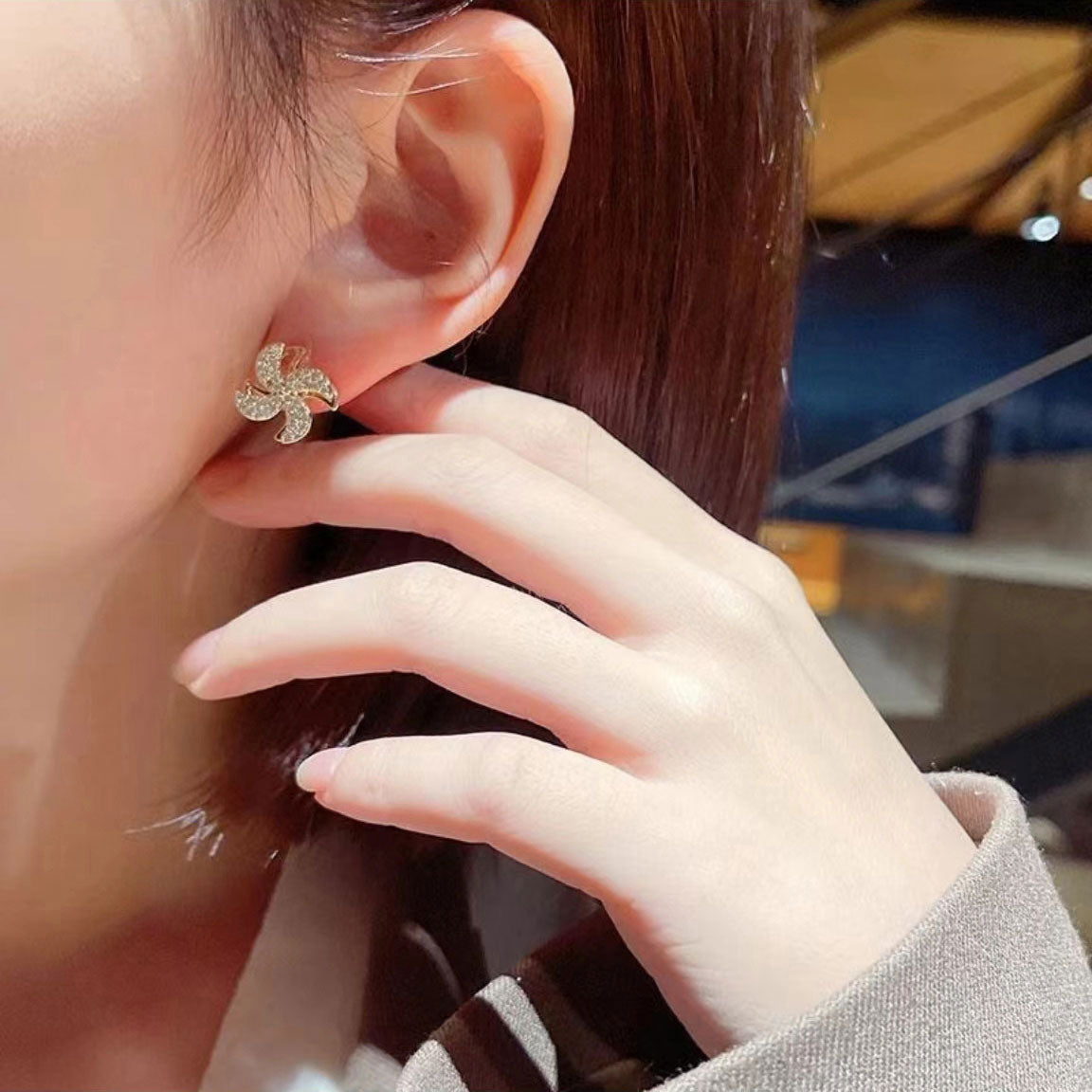 The windmill earrings will rotate.