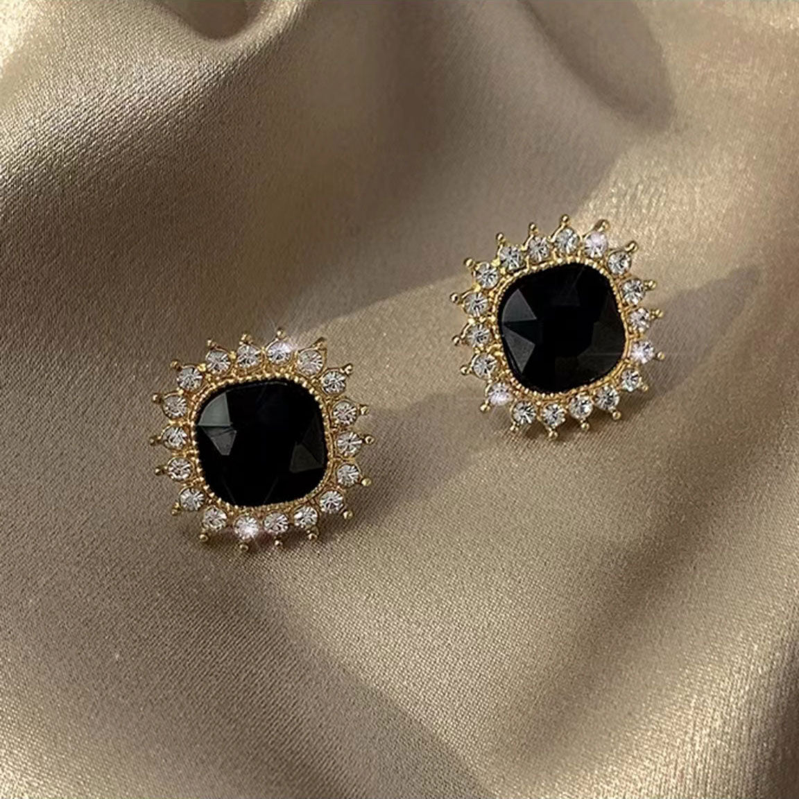 Luxury black square earrings