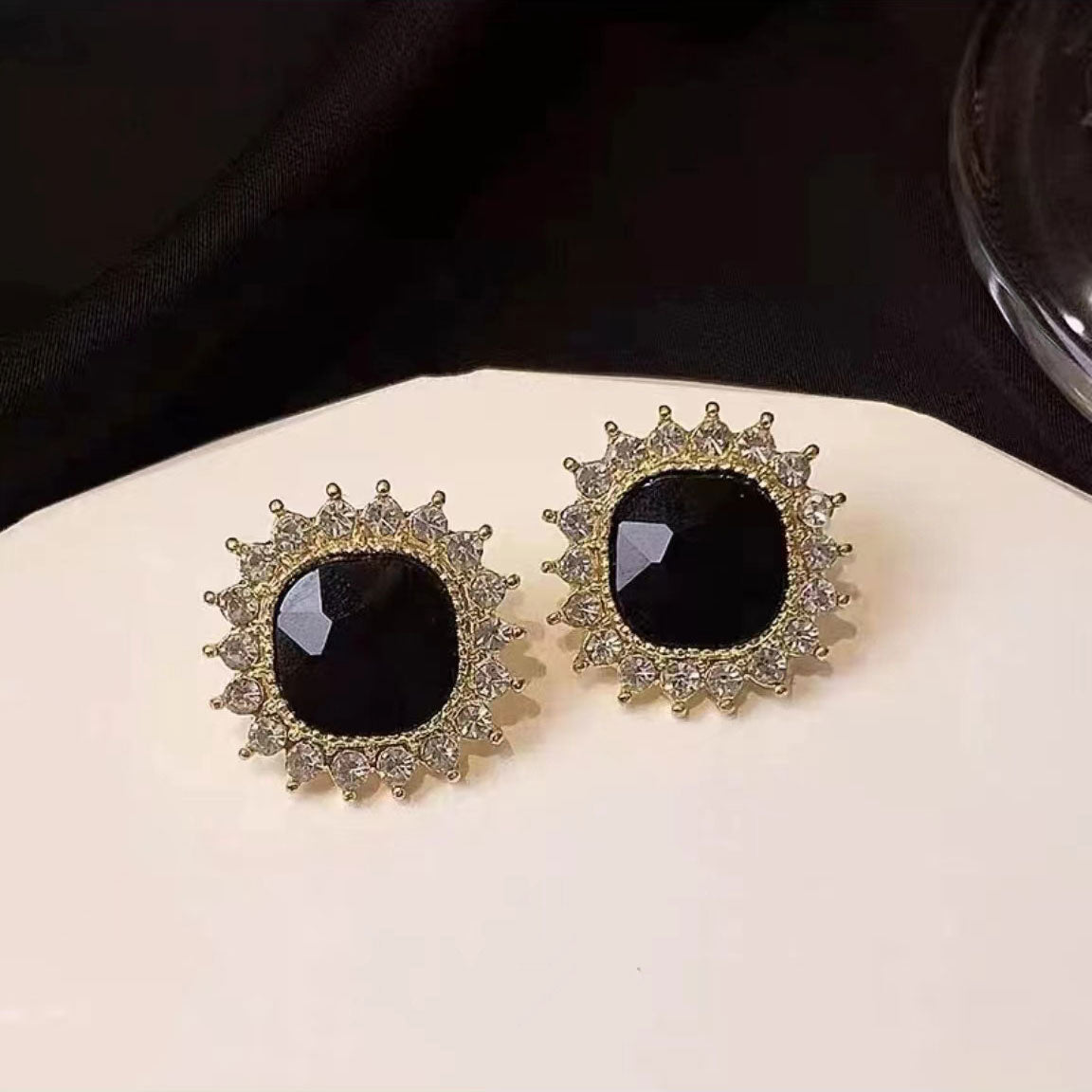 Luxury black square earrings