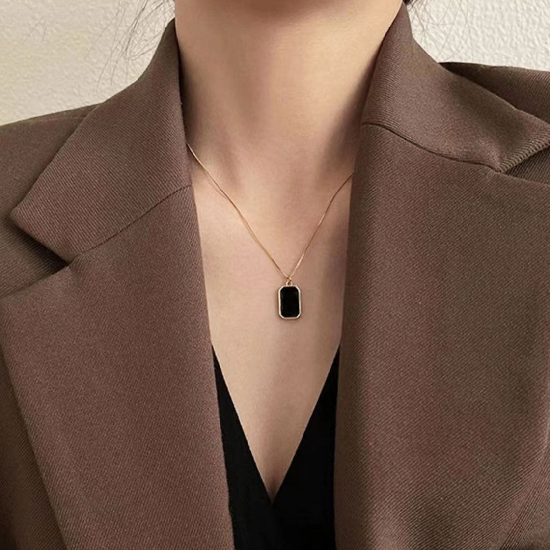 Stylish black square necklace 