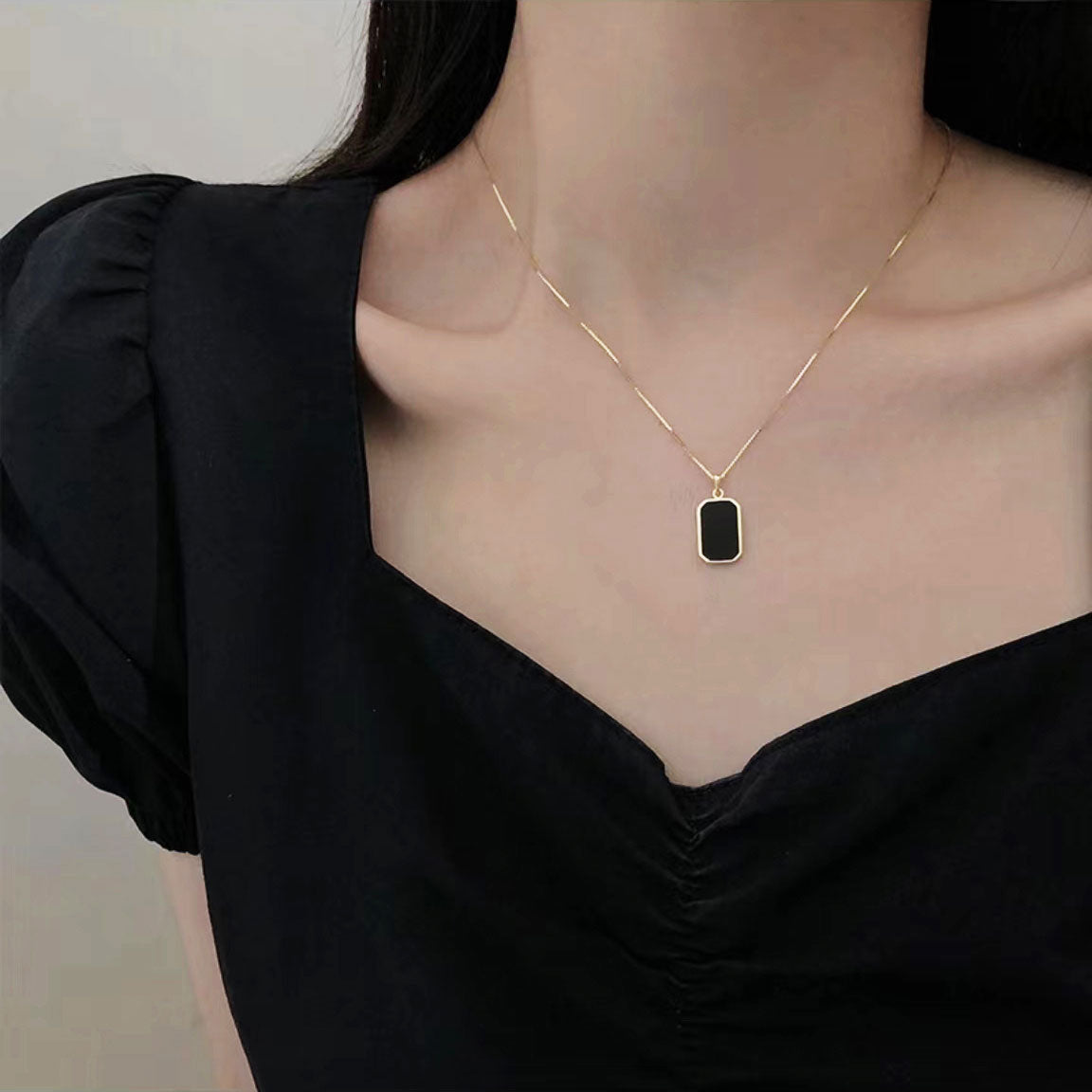 Stylish black square necklace 