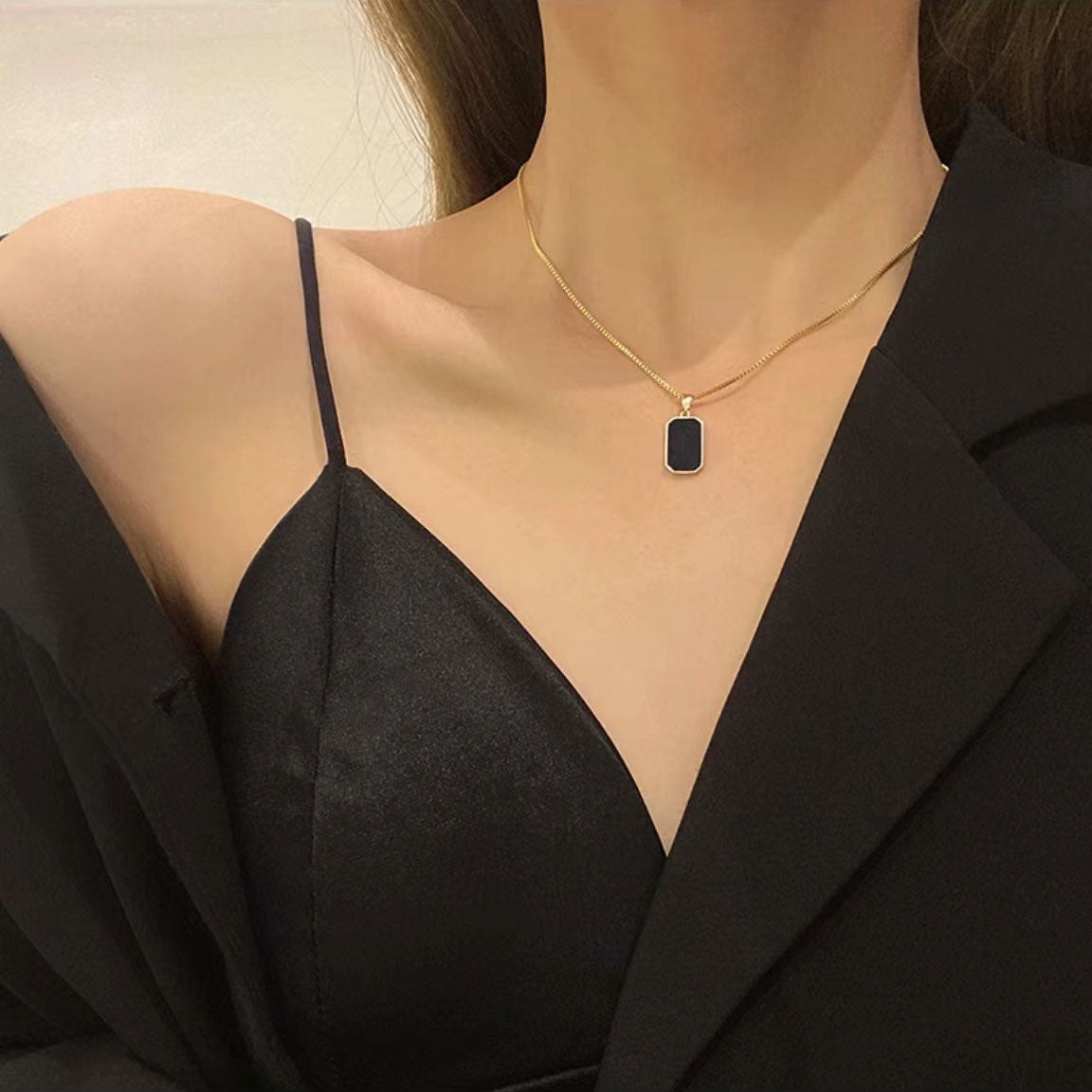 Stylish black square necklace 