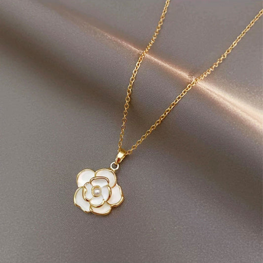 Classic white flower necklace 