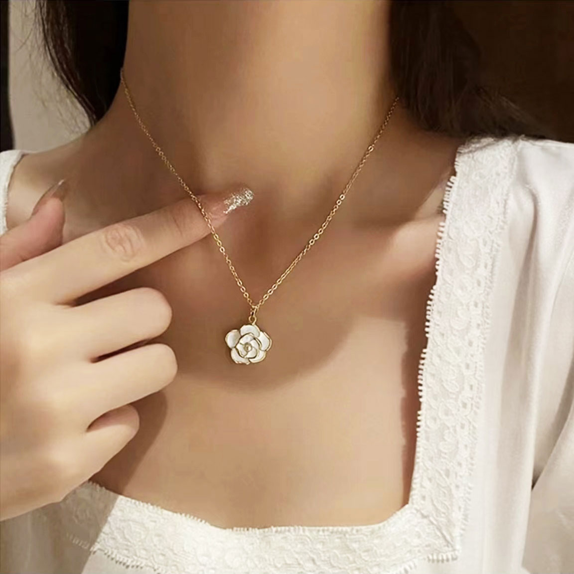 Classic white flower necklace 