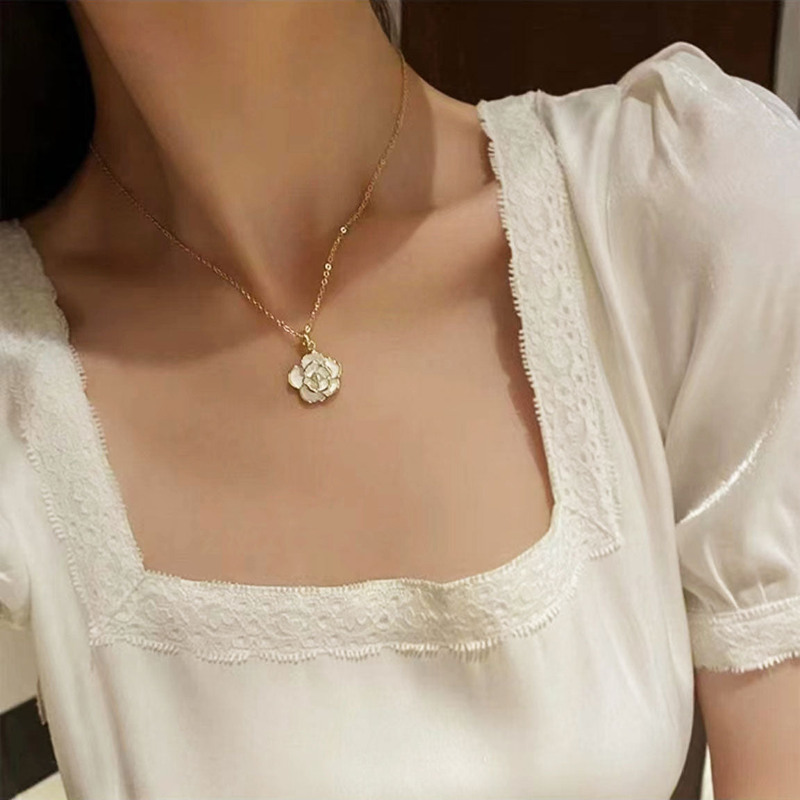 Classic white flower necklace 