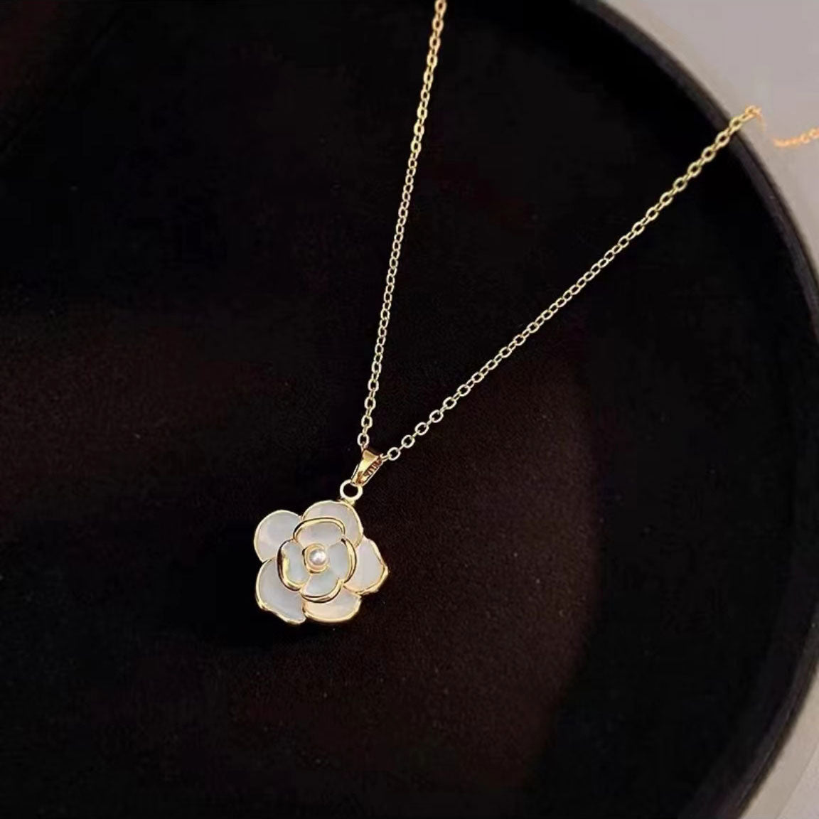 Classic white flower necklace 