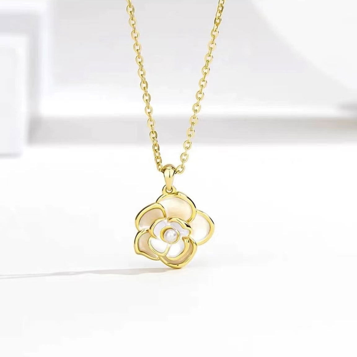 Classic white flower necklace 