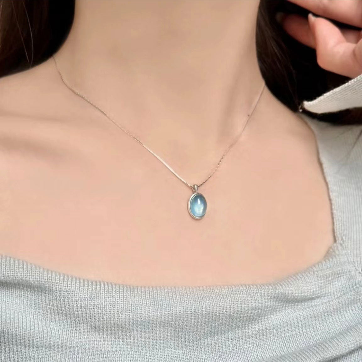 Clear oval sapphire necklace