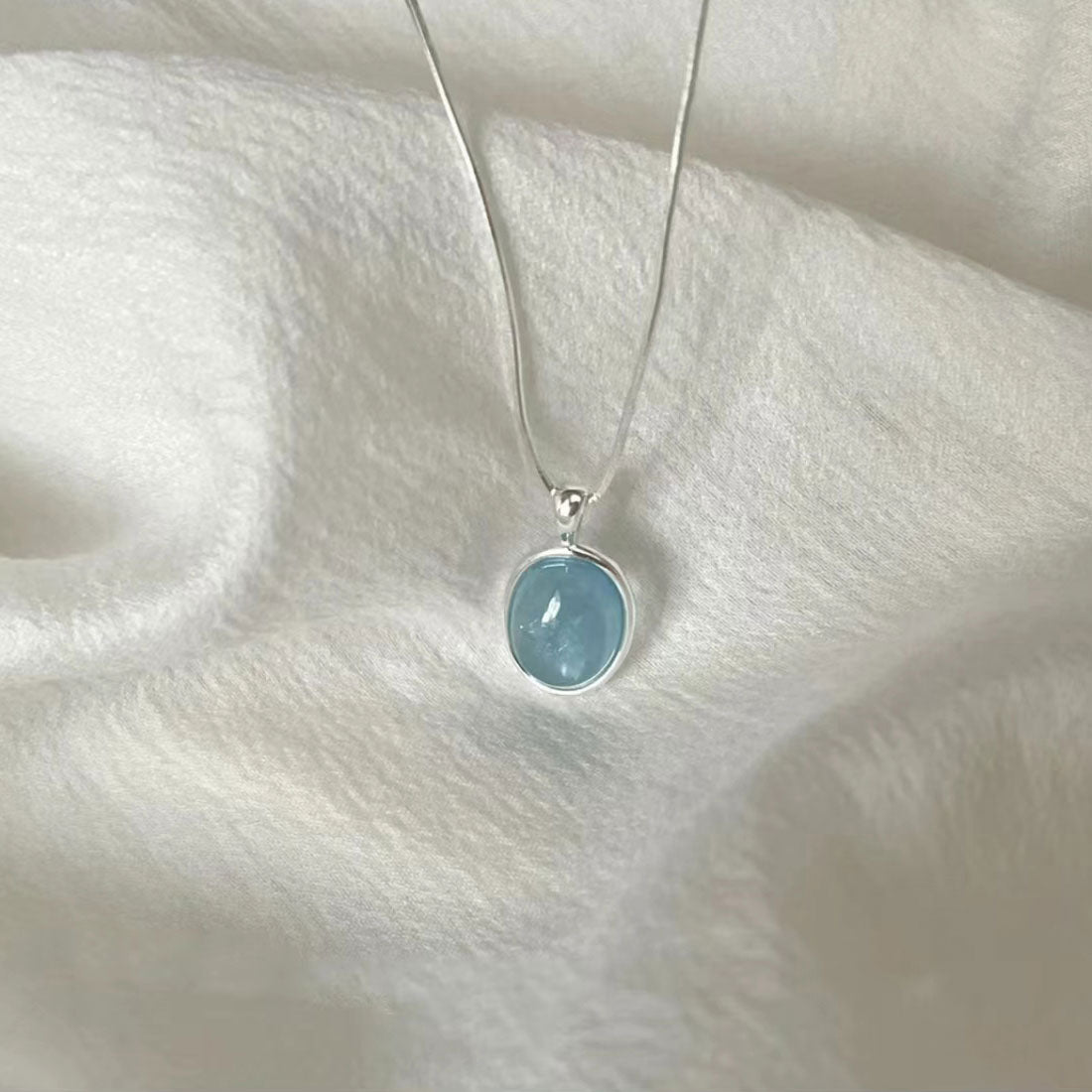 Clear oval sapphire necklace