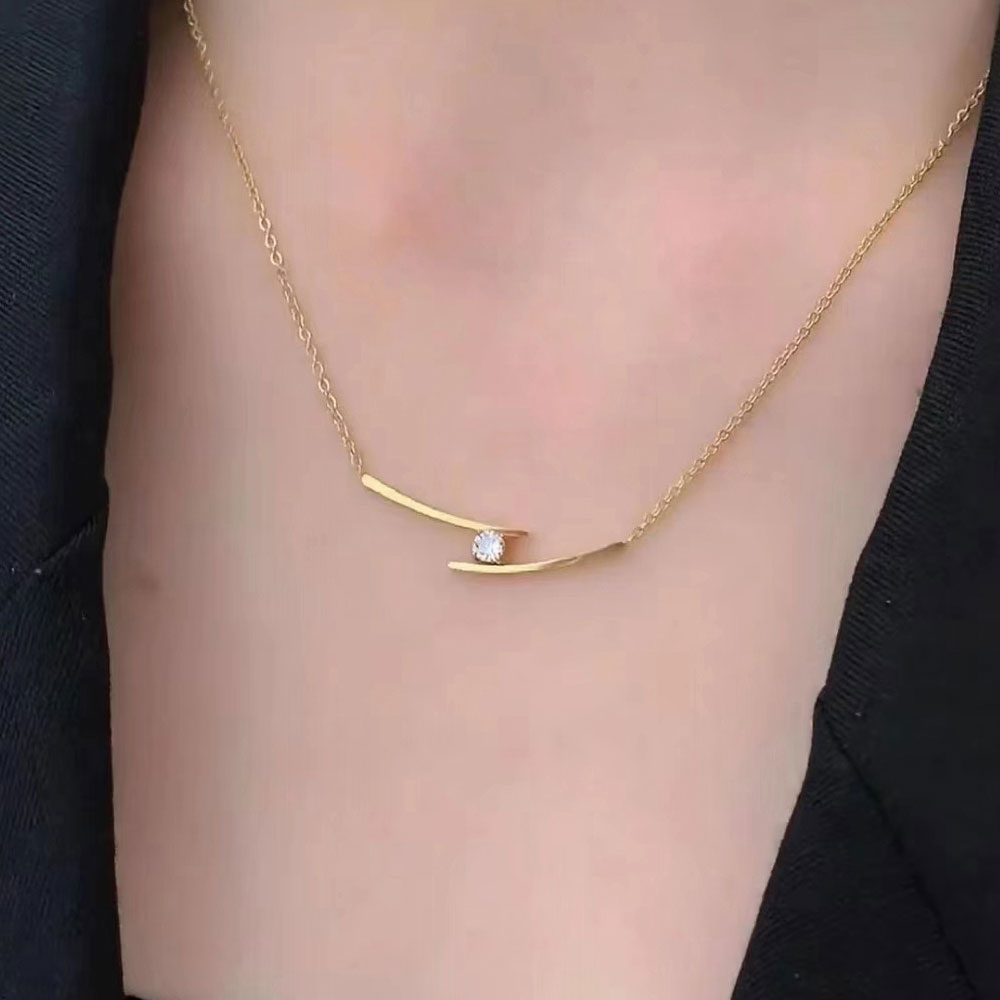 Stylish simple diamond necklace