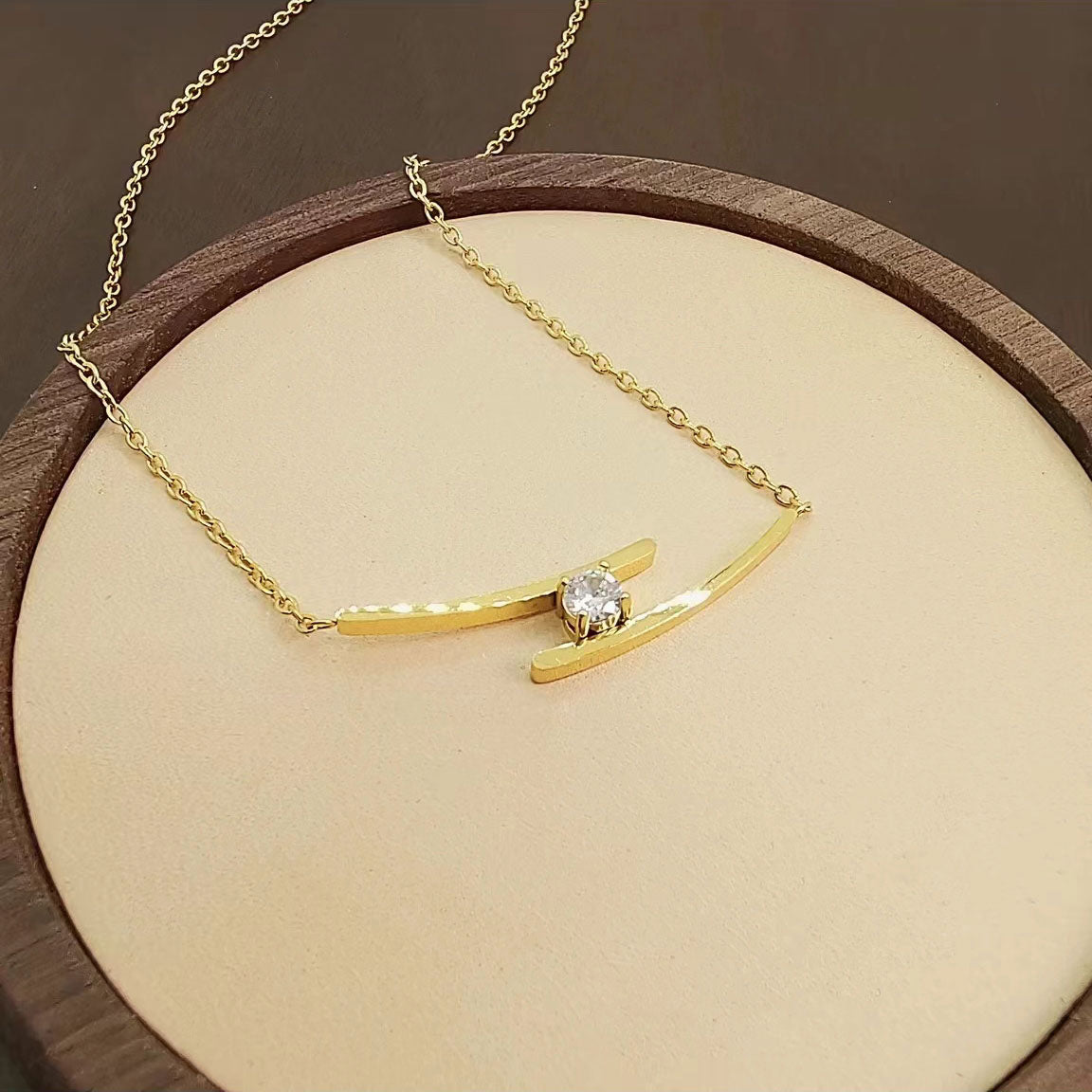 Stylish simple diamond necklace