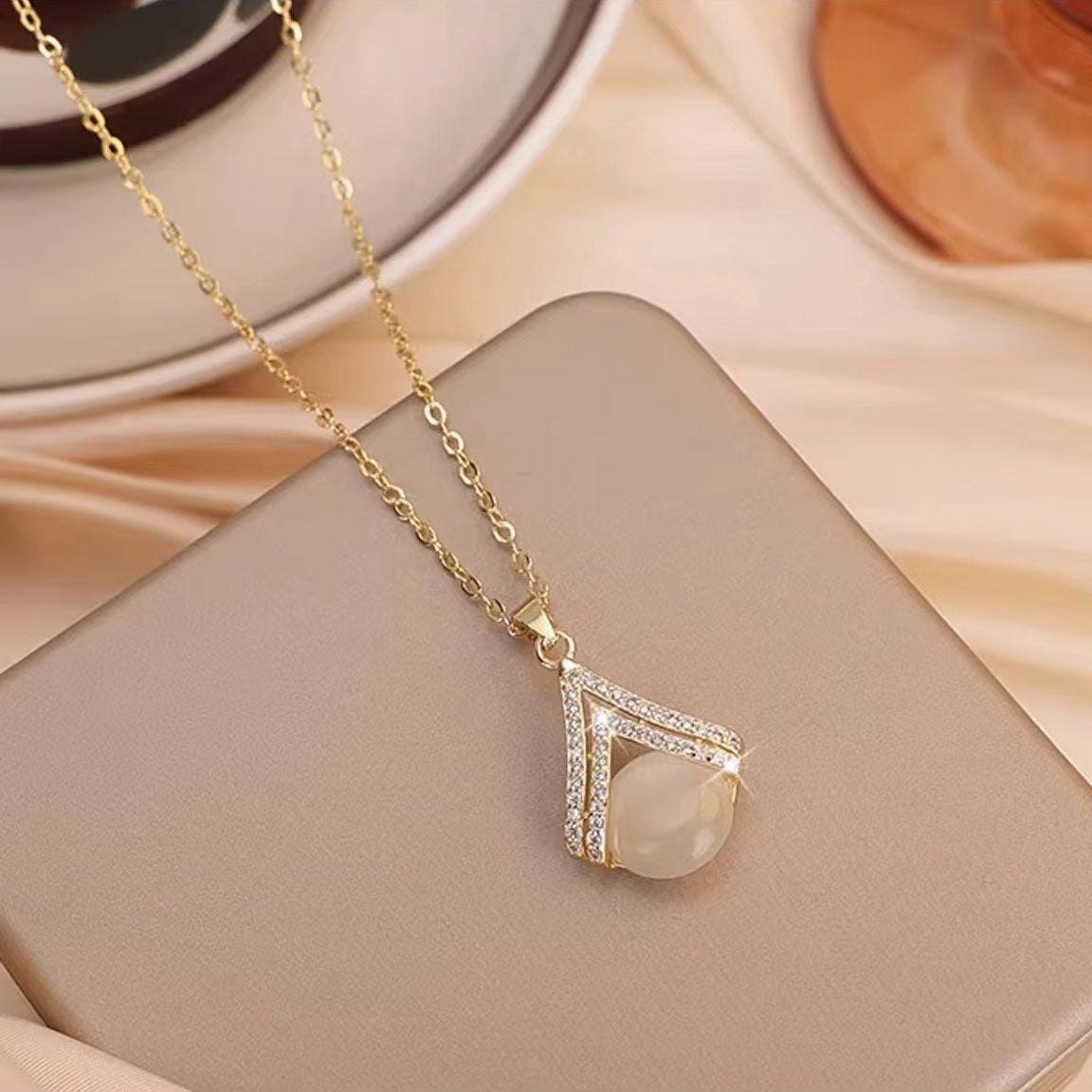 Luxury fan-shaped gemstone necklace