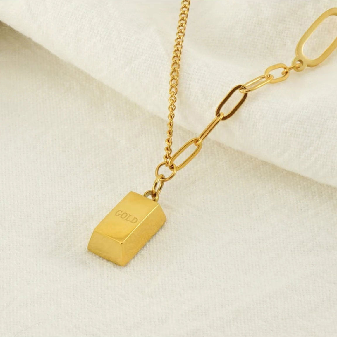 Luxury miniature gold necklace