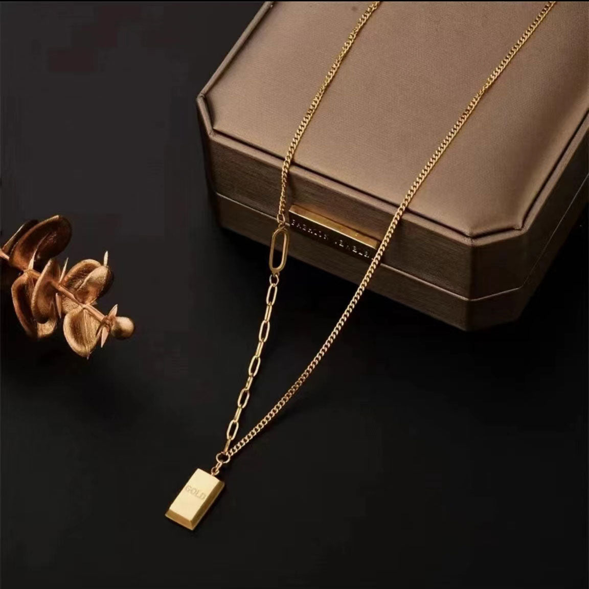 Luxury miniature gold necklace