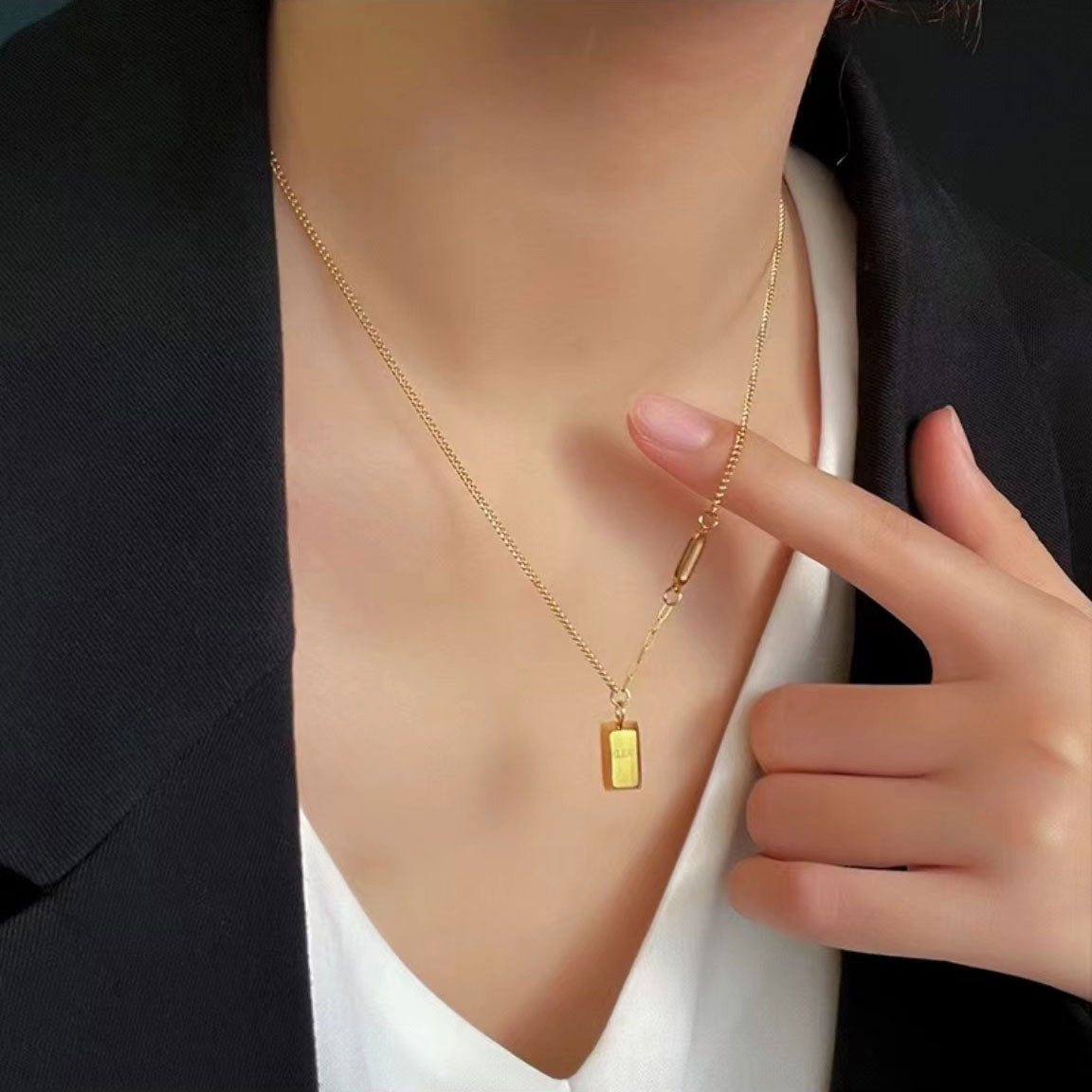 Luxury miniature gold necklace