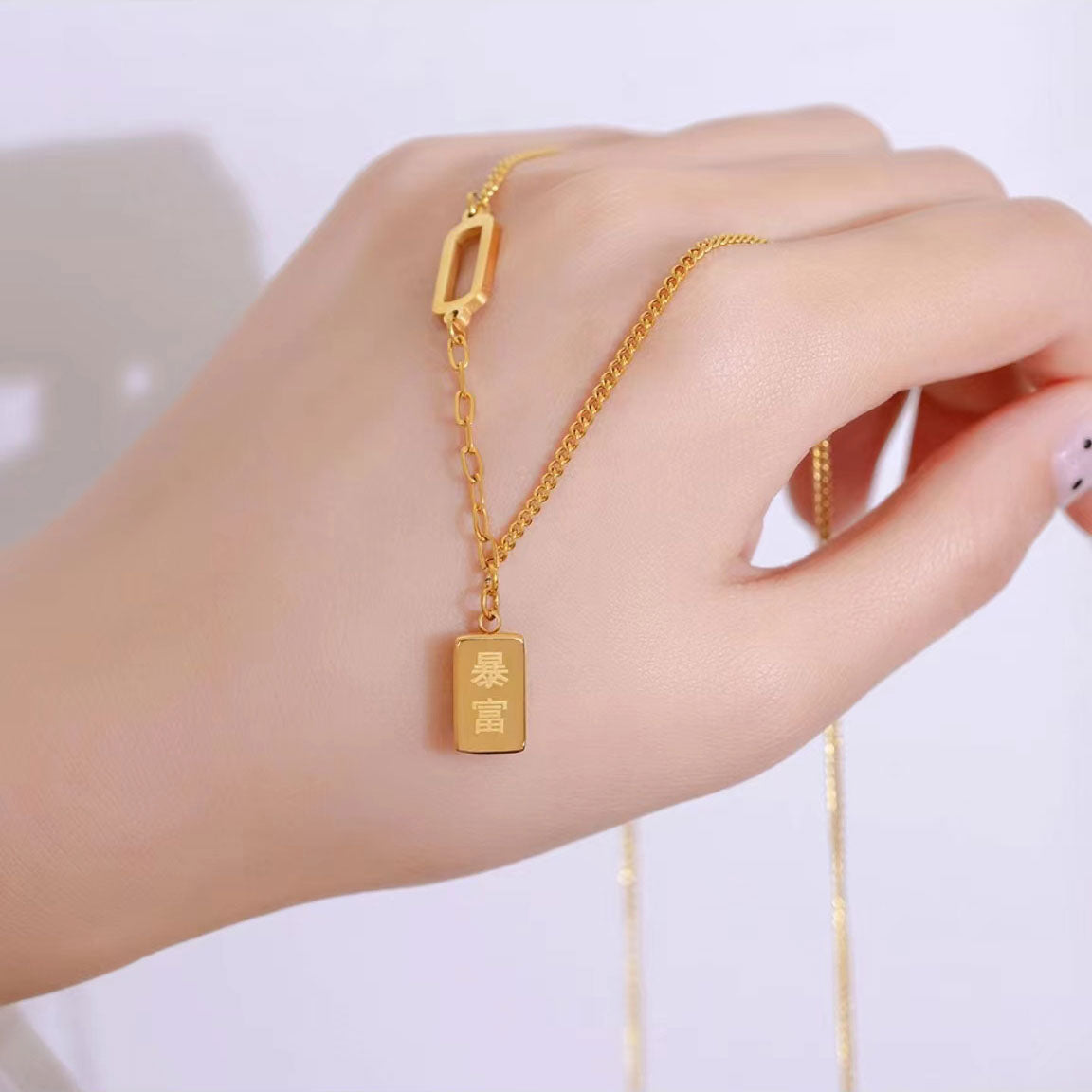 Luxury miniature gold necklace