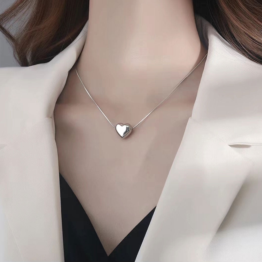 Stylish three-dimensional heart-shaped necklace