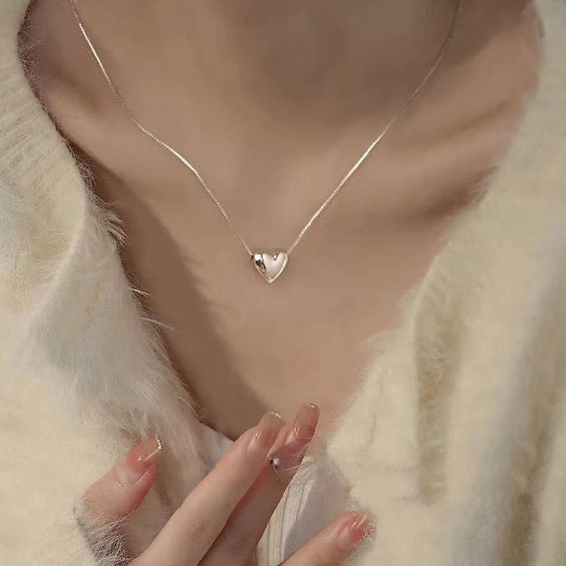 Stylish three-dimensional heart-shaped necklace