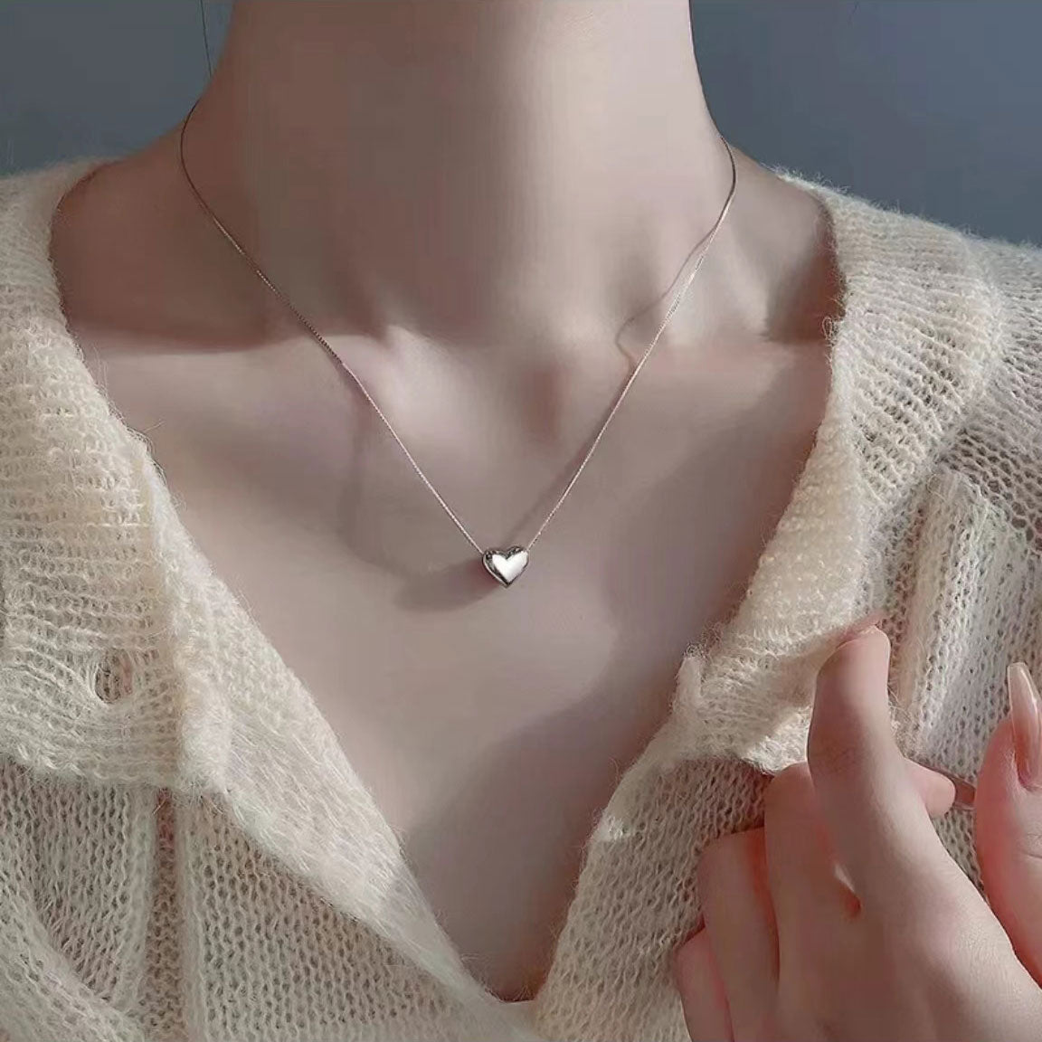 Stylish three-dimensional heart-shaped necklace