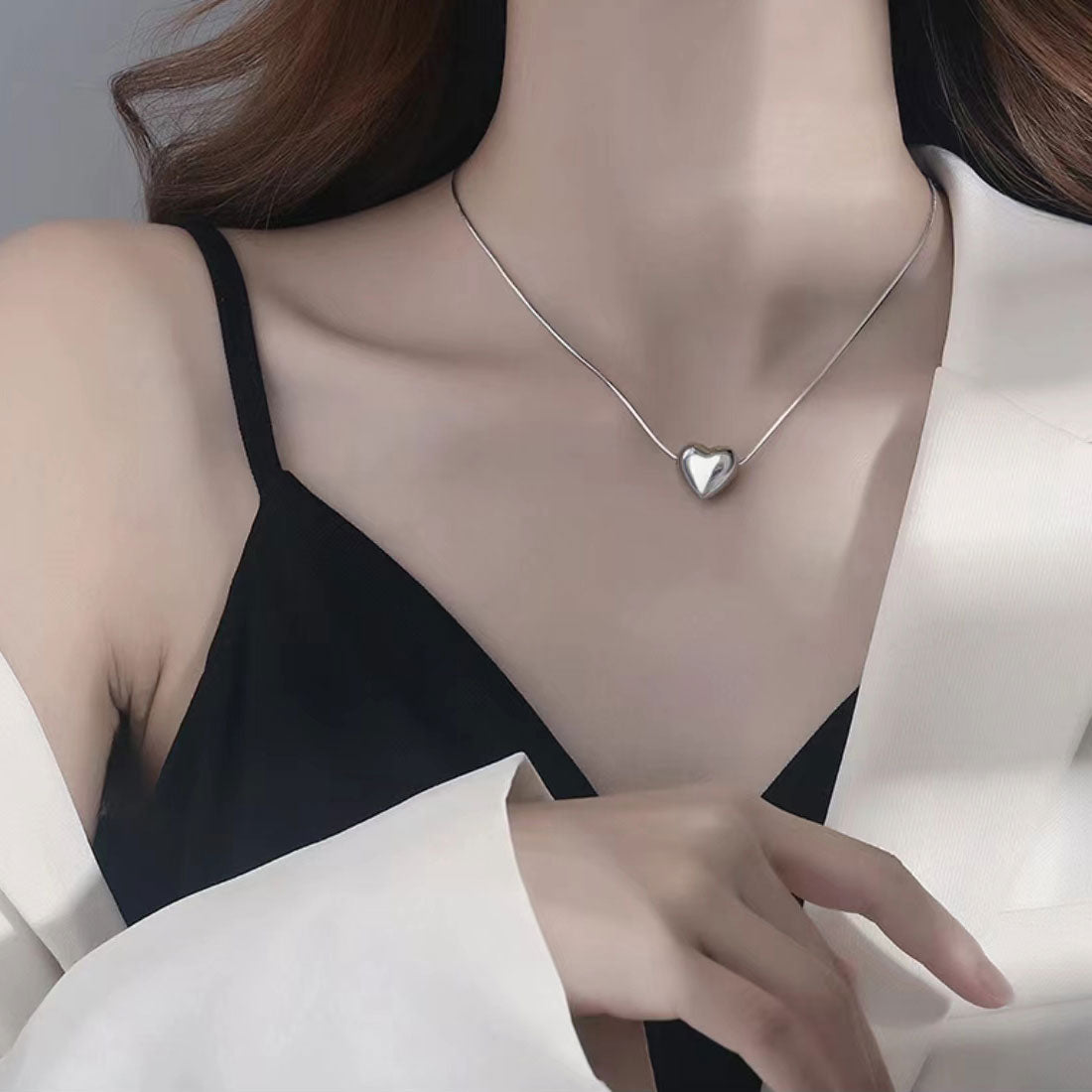 Stylish three-dimensional heart-shaped necklace