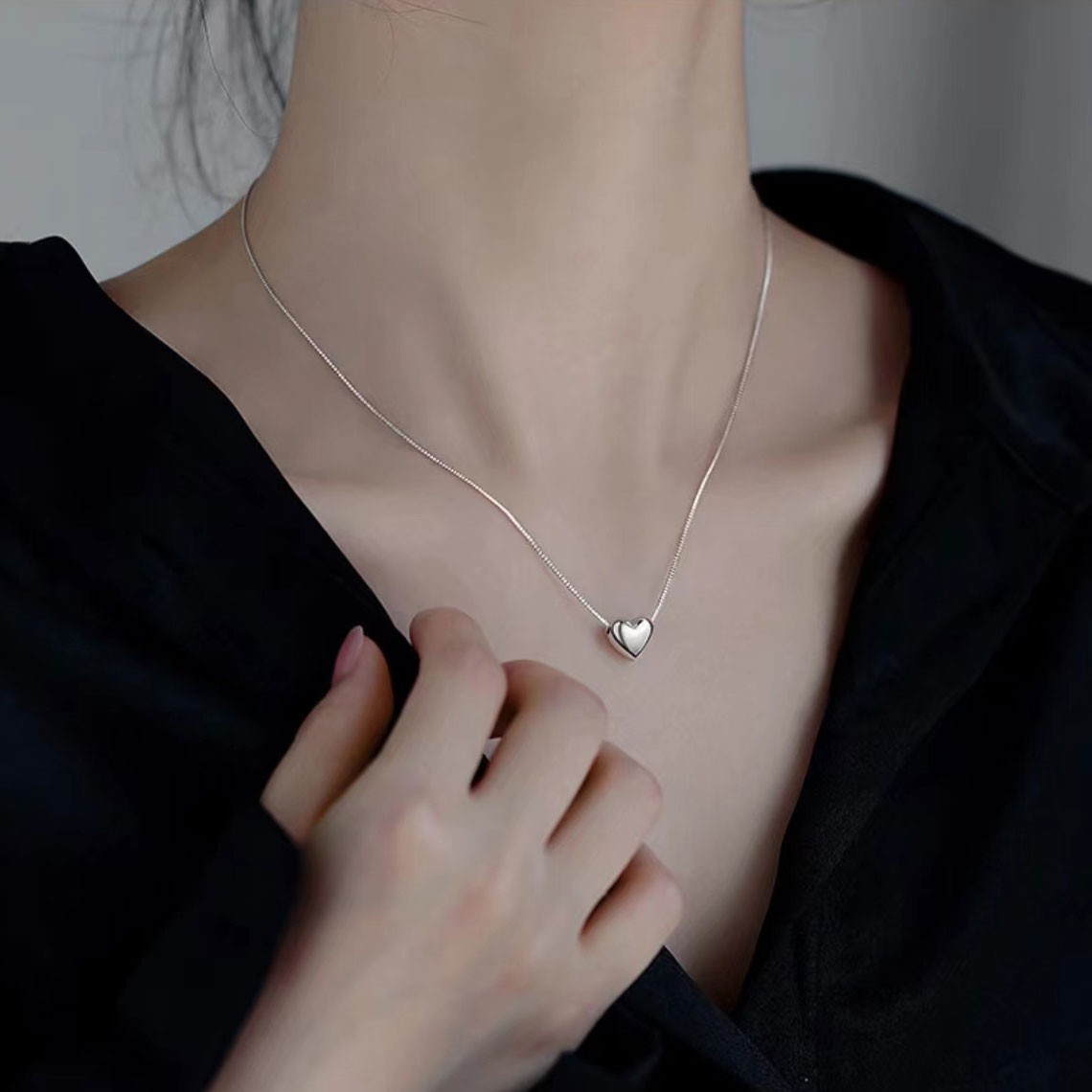 Stylish three-dimensional heart-shaped necklace