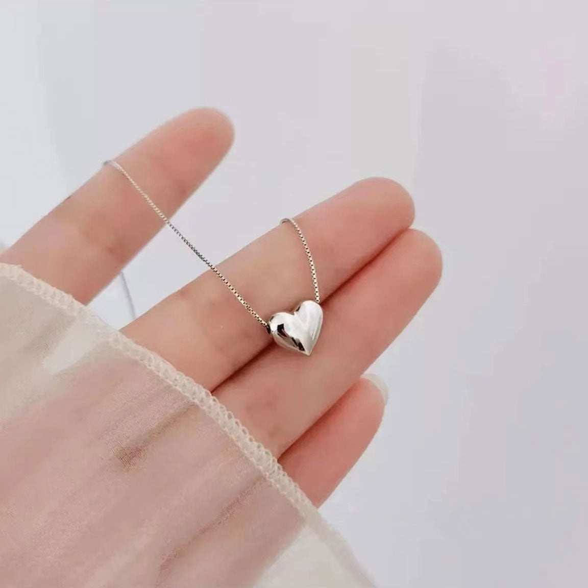 Stylish three-dimensional heart-shaped necklace