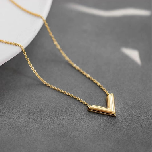 Popular V-shaped alphabet necklace