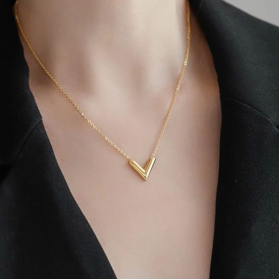 Popular V-shaped alphabet necklace