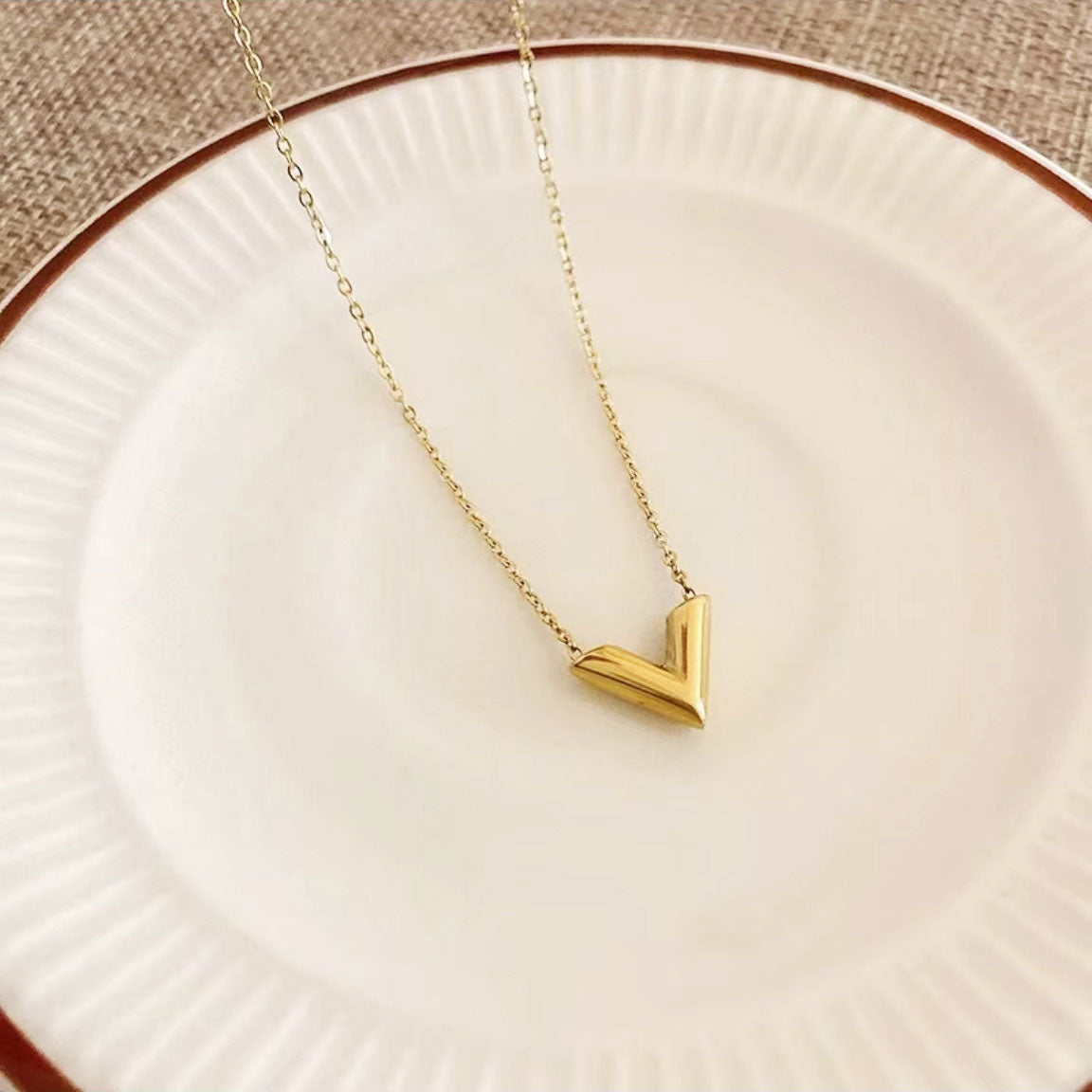 Popular V-shaped alphabet necklace