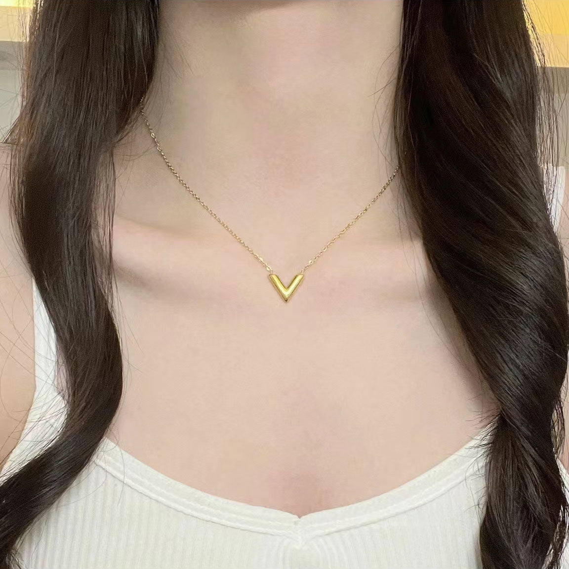 Popular V-shaped alphabet necklace