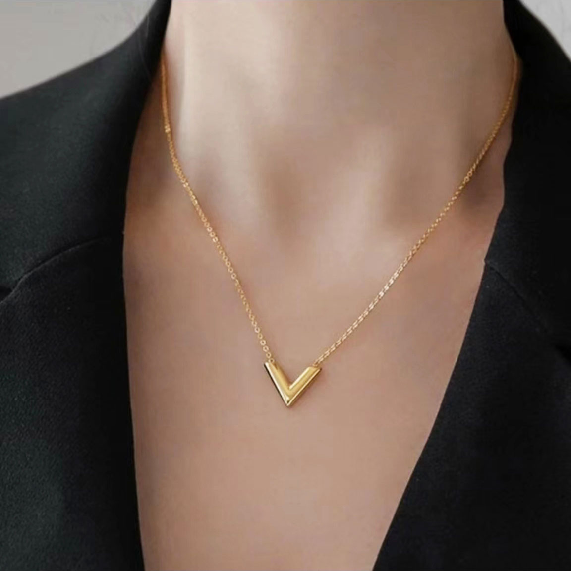 Popular V-shaped alphabet necklace