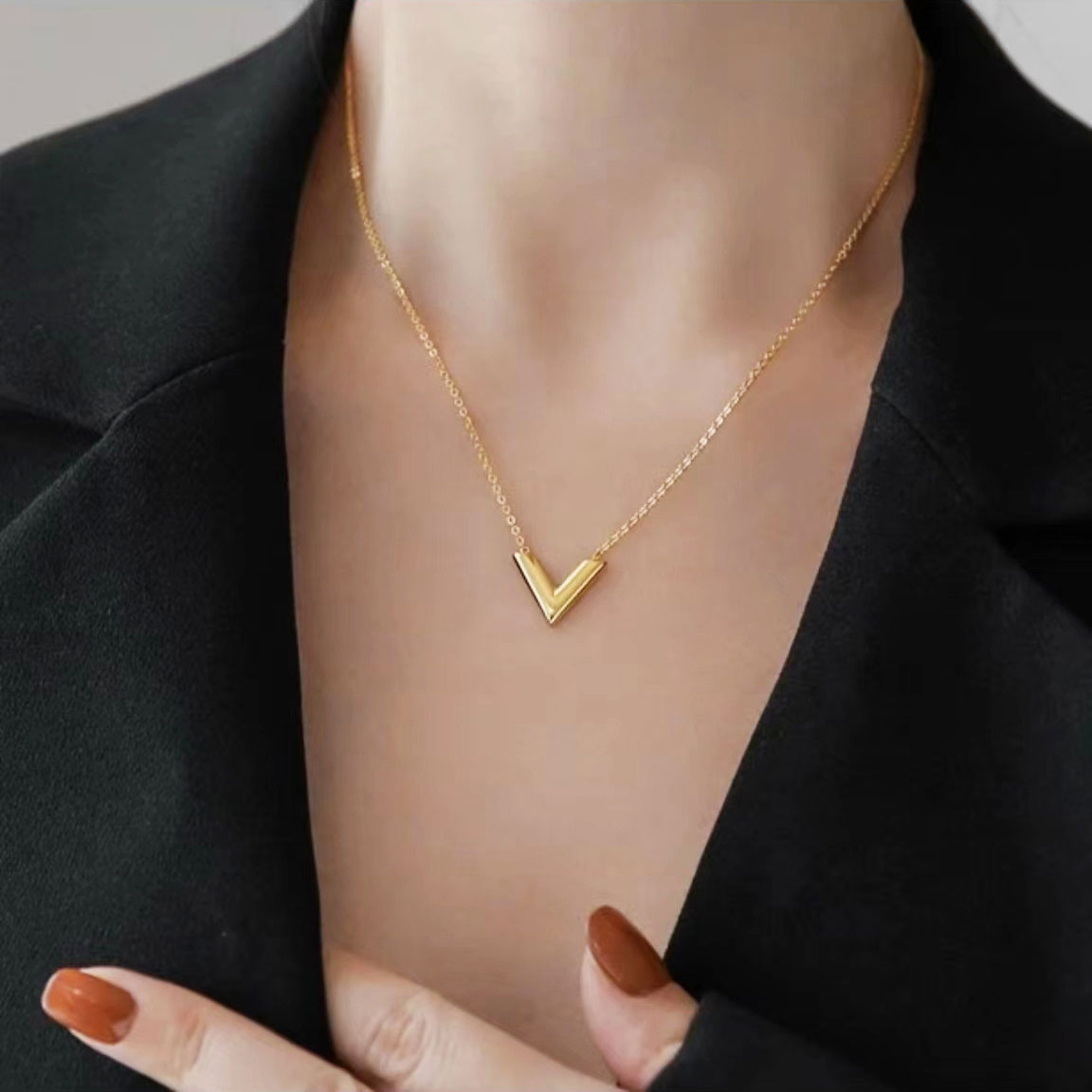 Popular V-shaped alphabet necklace