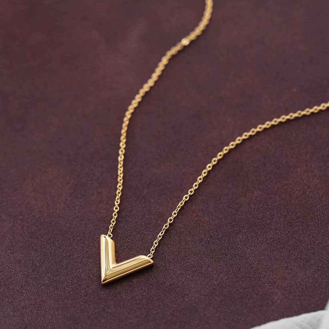 Popular V-shaped alphabet necklace