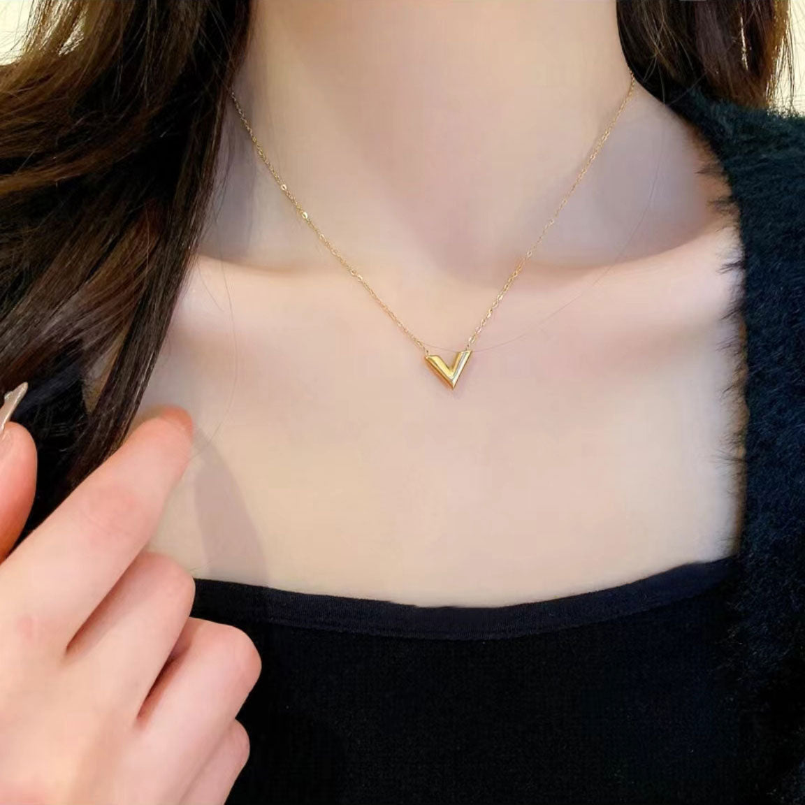 Popular V-shaped alphabet necklace